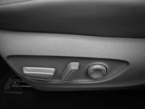 Used 2023 Toyota Highlander XLE FWD image 12