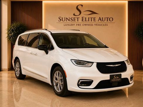 Used 2024 Chrysler Pacifica Touring-L FWD image 2