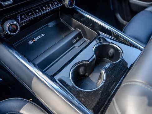 Used 2025 Chevrolet Suburban Z71 image 12