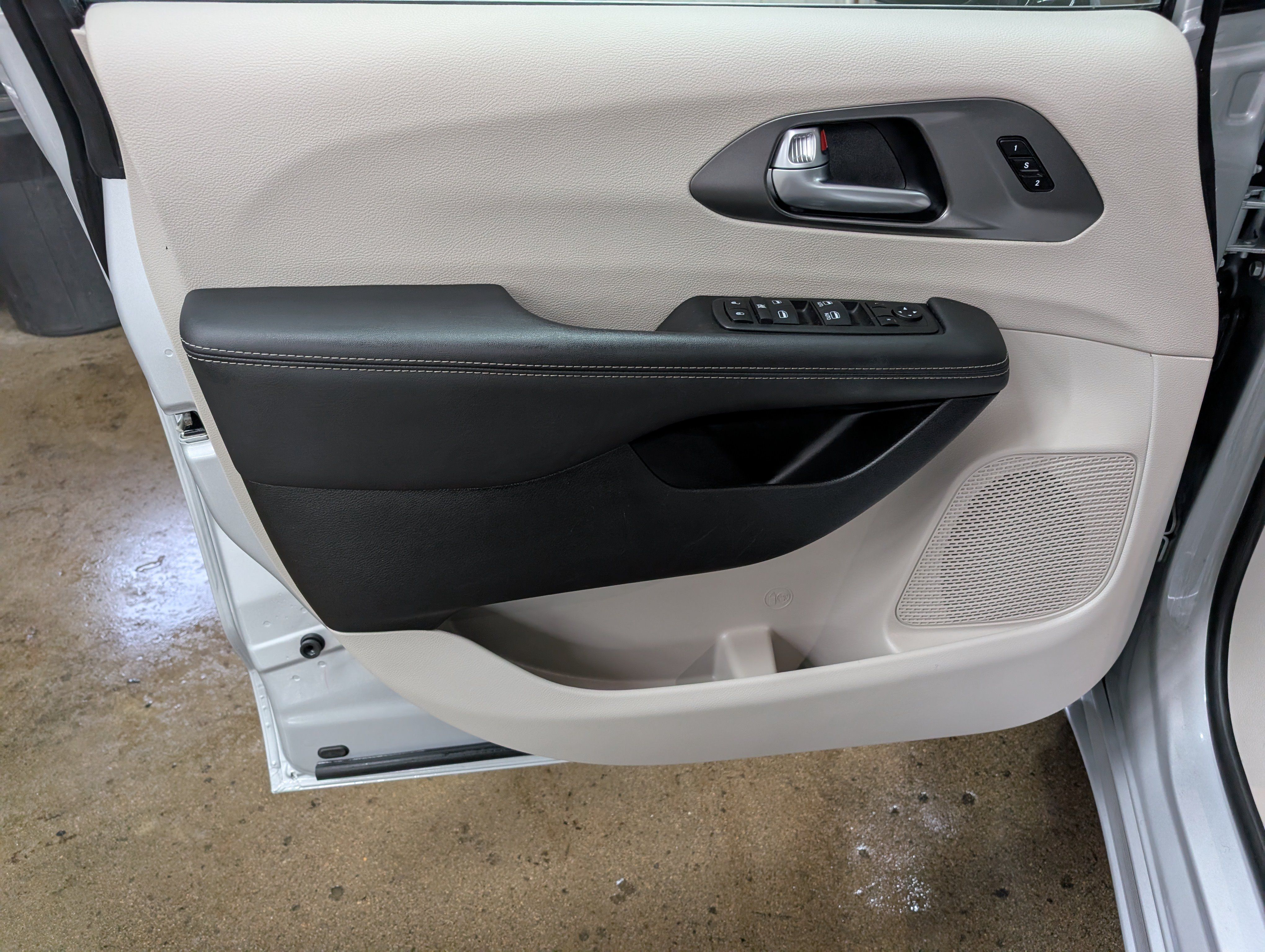 Used 2024 Chrysler Pacifica Touring-L FWD image 10