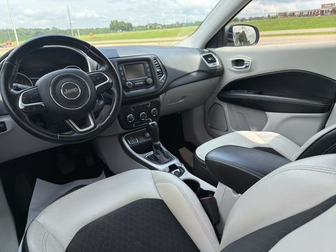 Used 2018 Jeep Compass Latitude FWD image 16