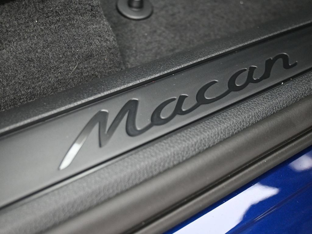 Certified 2025 Porsche Macan AWD/4WD image 31