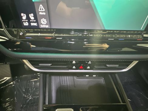 Used 2025 Volkswagen Atlas Cross Sport SEL AWD/4WD image 19
