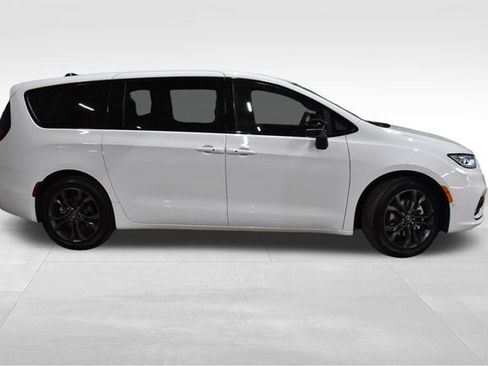 New 2026 Chrysler Pacifica Select image 3