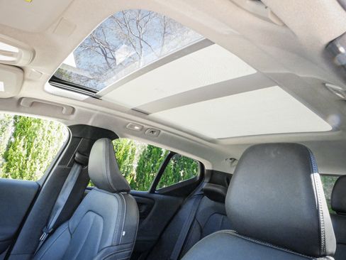 Used 2025 Volvo XC40 B5 Core image 28