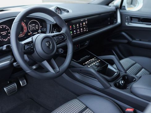 New 2025 Porsche Cayenne Turbo image 4