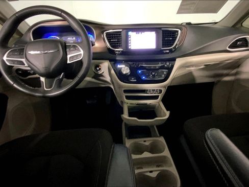 Used 2022 Chrysler Voyager LX FWD image 15