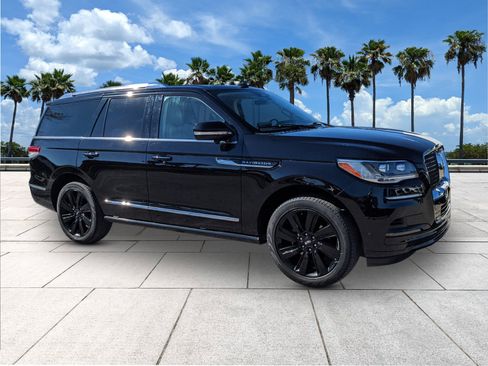 Used 2022 Lincoln Navigator Reserve image 2