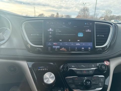 Used 2024 Chrysler Pacifica Select image 18
