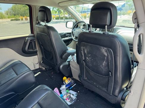 Used 2014 Chrysler Town & Country Touring FWD image 17