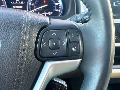 Used 2016 Toyota Highlander XLE image 22