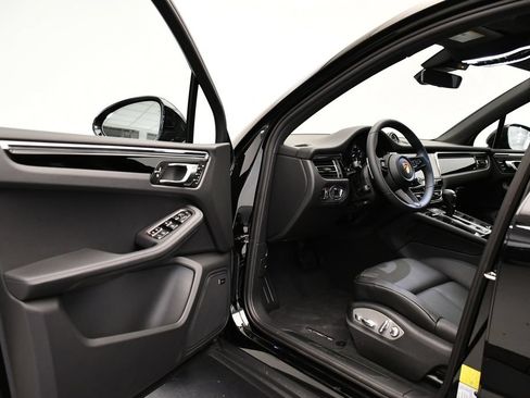 Certified 2026 Porsche Macan AWD/4WD image 40