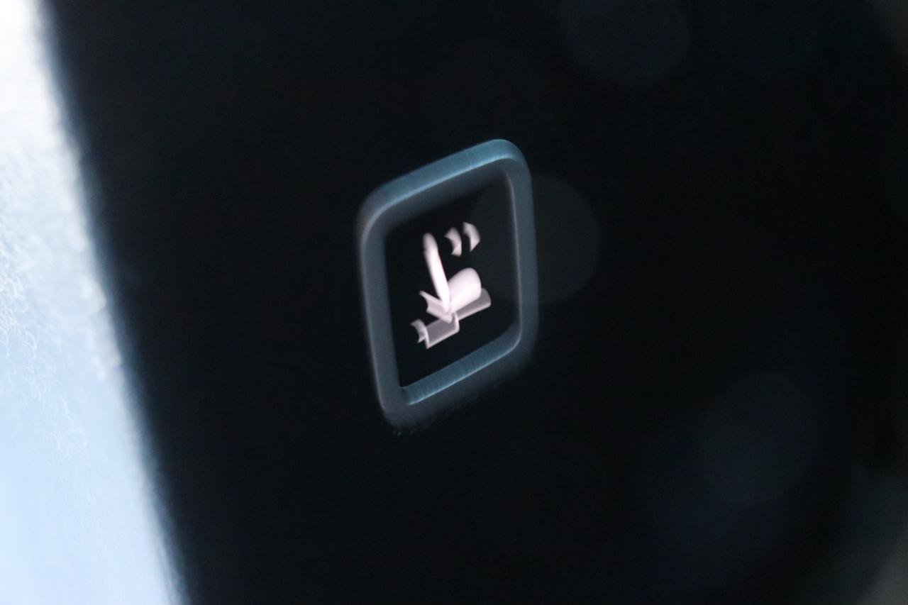 Used 2025 Chrysler Pacifica Limited FWD image 30