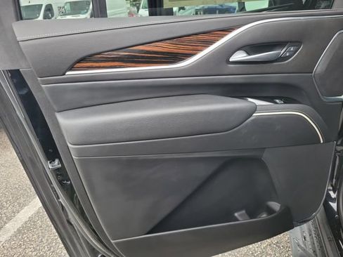 Used 2024 Cadillac Escalade ESV Luxury image 15