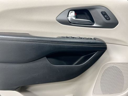 Used 2022 Chrysler Pacifica Touring-L image 20