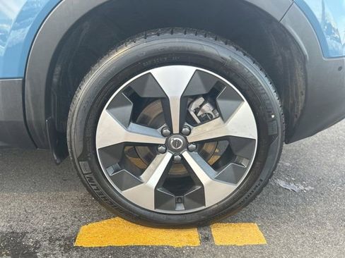 Certified 2025 Volvo XC40 B5 Plus AWD/4WD image 9