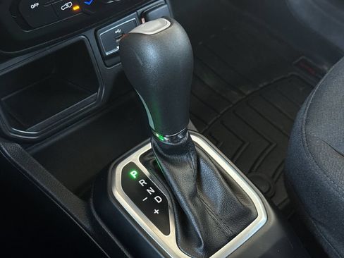 Used 2018 Jeep Renegade Latitude w/ Safety & Security Group FWD image 21