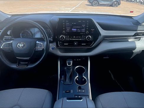 Used 2021 Toyota Highlander LE FWD image 9