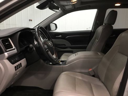 Used 2019 Toyota Highlander Limited Platinum AWD/4WD image 5