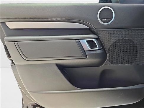 New 2025 Land Rover Discovery Dynamic SE image 24