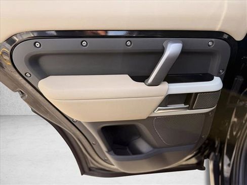 Used 2024 Land Rover Defender 110 X-Dynamic SE image 10