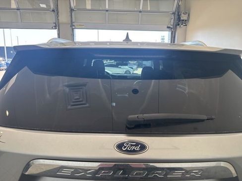 Used 2020 Ford Explorer Limited RWD image 6