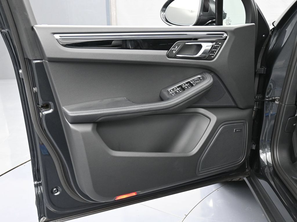 Certified 2026 Porsche Macan AWD/4WD image 15