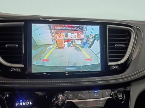 Used 2025 Chrysler Pacifica Select image 14