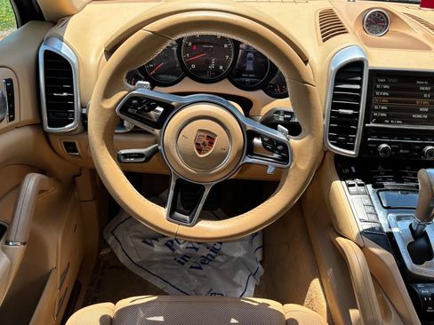 Used 2016 Porsche Cayenne AWD/4WD image 10