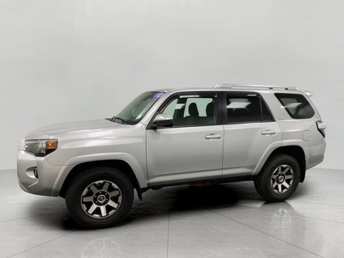 Used 2018 Toyota 4Runner SR5 AWD/4WD image 9