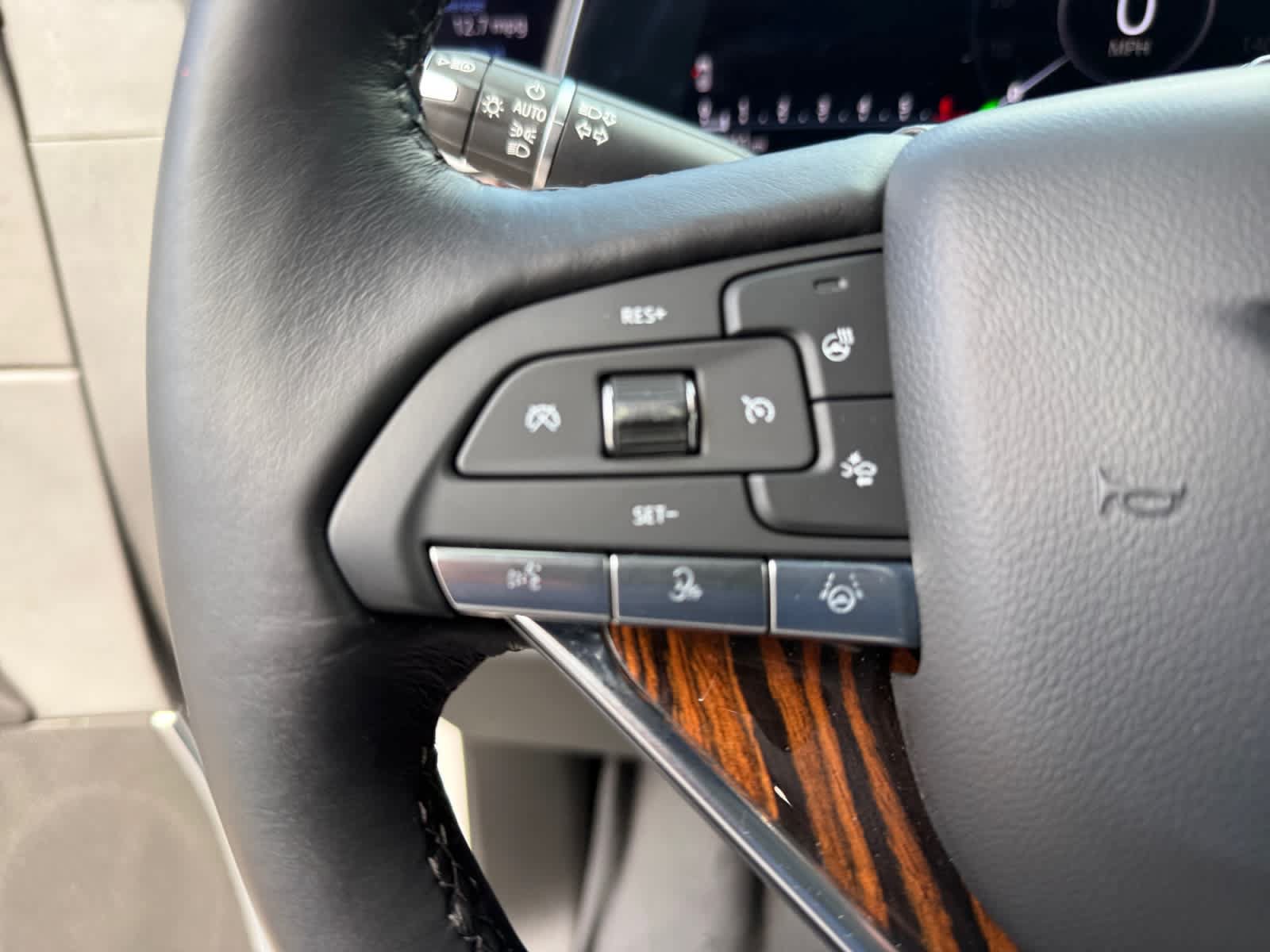 Used 2022 Cadillac Escalade Premium Luxury w/ Performance Package AWD/4WD image 22