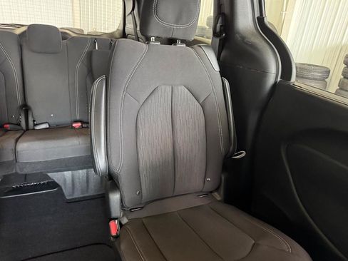 Used 2018 Chrysler Pacifica Touring Plus w/ S Appearance Package FWD image 13