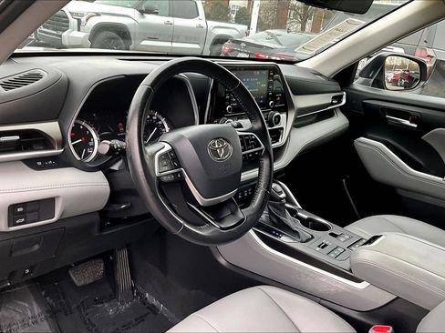 Used 2022 Toyota Highlander XLE image 13