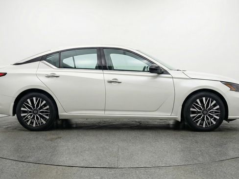 Used 2025 Nissan Altima 2.5 SV FWD image 11