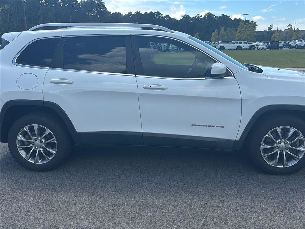 Used 2019 Jeep Cherokee Latitude Plus w/ Comfort/Convenience Group FWD image 4
