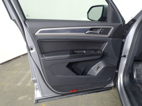 Used 2020 Volkswagen Atlas Cross Sport SE w/ Towing Package image 16