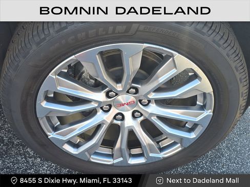 Used 2022 GMC Yukon XL Denali w/ Denali Premium Package image 9