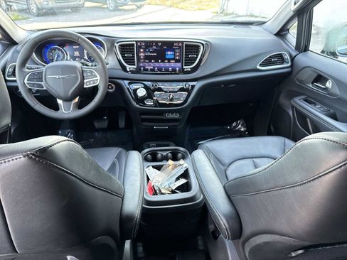Used 2025 Chrysler Pacifica Select FWD image 14