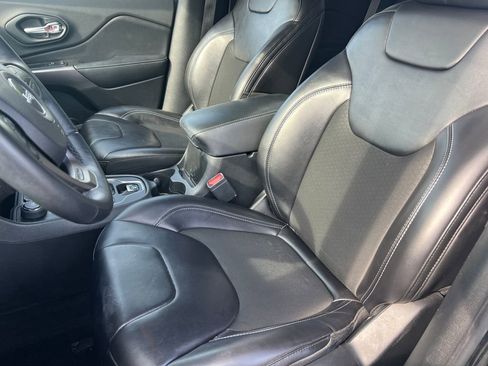 Used 2019 Jeep Cherokee Latitude Plus w/ Comfort/Convenience Group AWD/4WD image 12