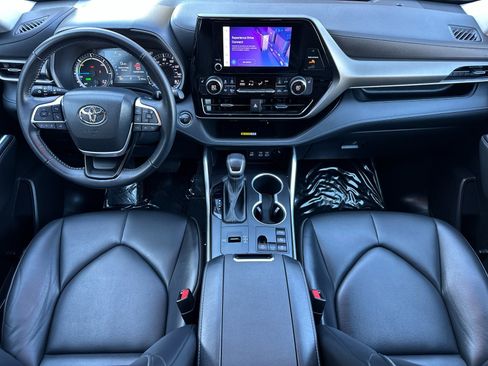 Used 2023 Toyota Highlander XLE image 14