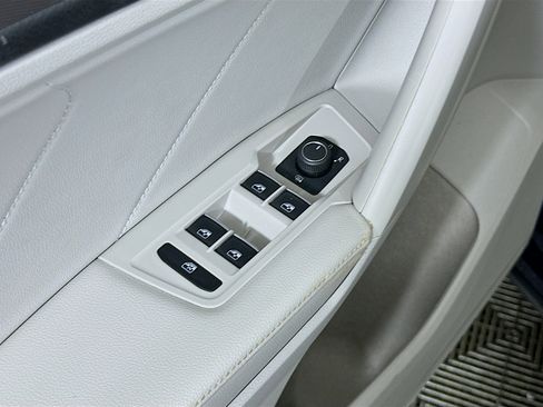Used 2023 Volkswagen Tiguan SE FWD image 15