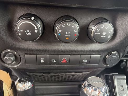 Used 2011 Jeep Wrangler Unlimited Rubicon AWD/4WD image 28