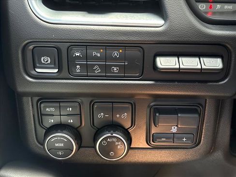 Used 2024 Chevrolet Suburban High Country AWD/4WD image 18