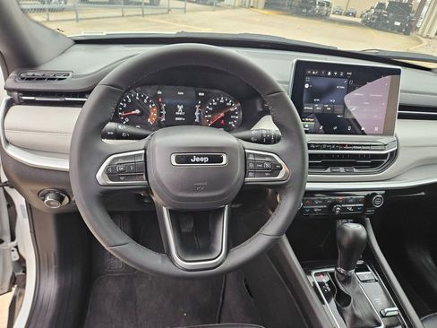 Used 2025 Jeep Compass Limited image 17