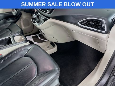 Used 2023 Chrysler Pacifica Touring-L FWD image 33