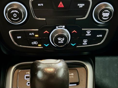 Used 2019 Jeep Compass Latitude w/ Popular Equipment Group FWD image 12