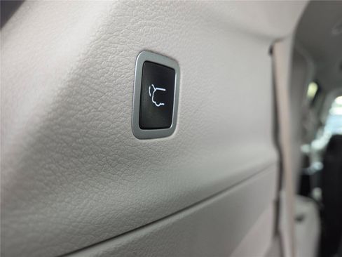 Used 2023 Chrysler Pacifica Touring-L FWD image 31
