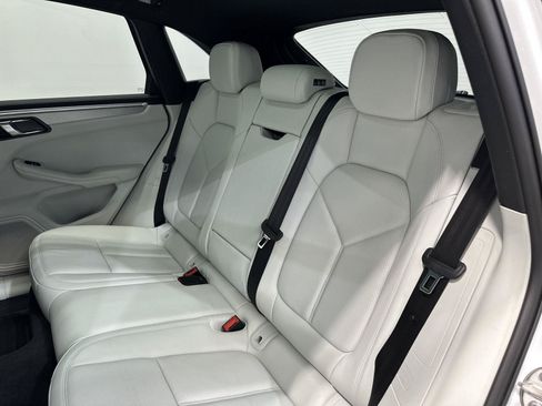 Certified 2023 Porsche Macan AWD/4WD image 35