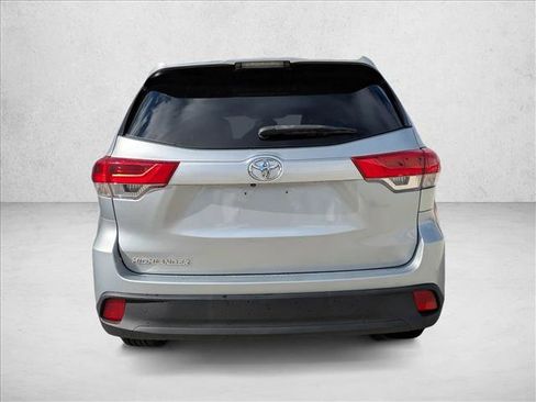 Used 2018 Toyota Highlander LE image 6