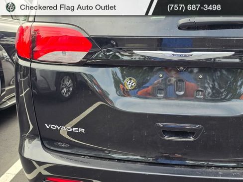Used 2022 Chrysler Voyager LX FWD image 7